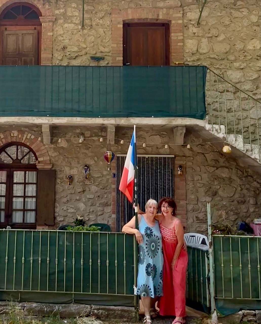 Vive le drapeau.